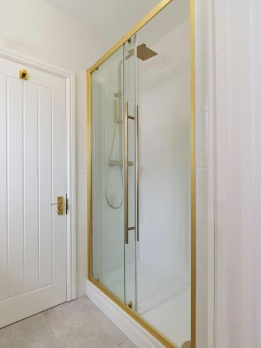 Rofennie Suite -Luxury Ensuite Room! Maidstone Kültér fotó