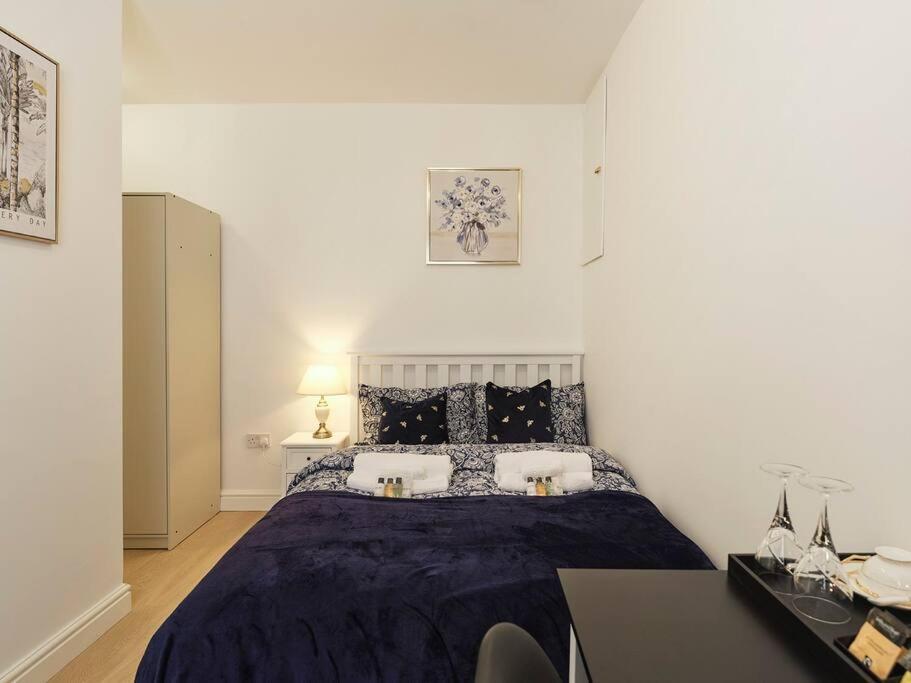 Rofennie Suite -Luxury Ensuite Room! Maidstone Kültér fotó